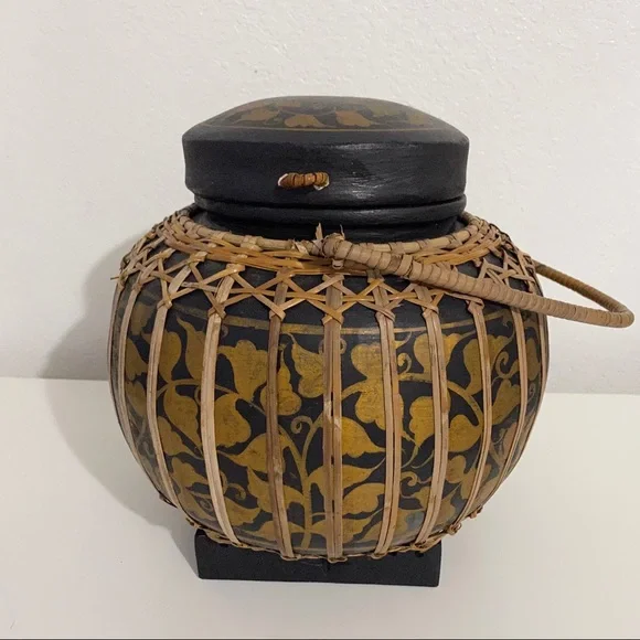 Vintage Hand Made Asian Basket with handle and lid - Picture 5 of 13